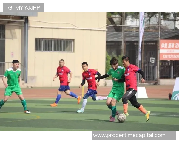 足球球星激情唱响国歌展现体育精神与爱国情怀